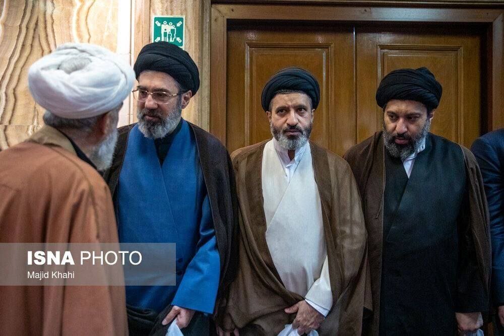 سینه‌زنی رهبر انقلاب در یک مراسم تشییع/ آیت سید مجتبی خامنه‌ای در کنار برادرش + تصویر