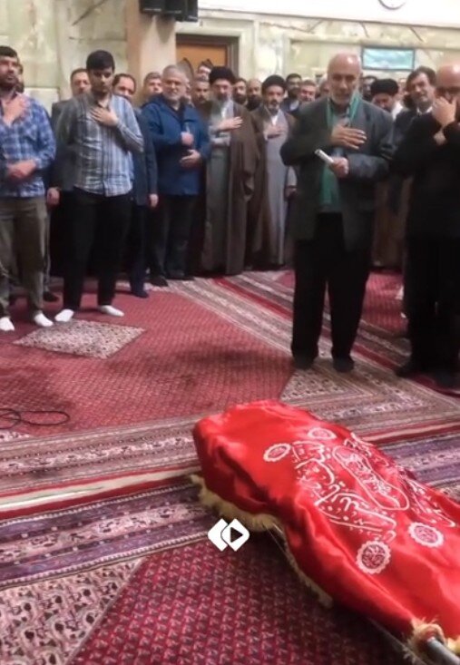 سینهزنی رهبر انقلاب در یک مراسم تشییع/ آیت سید مجتبی خامنهای در کنار برادرش + تصویر