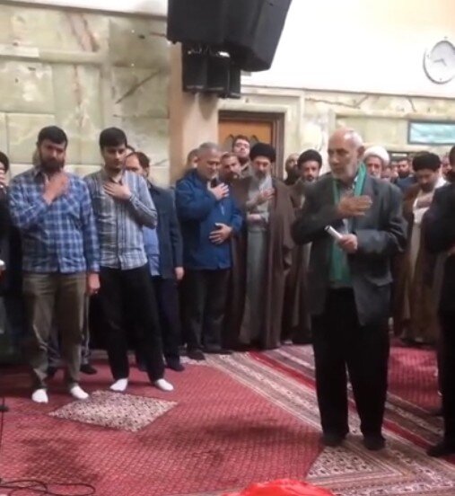 سینهزنی رهبر انقلاب در یک مراسم تشییع/ آیت سید مجتبی خامنهای در کنار برادرش + تصویر