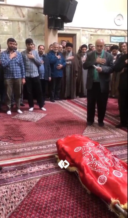 سینهزنی رهبر انقلاب در یک مراسم تشییع/ آیت سید مجتبی خامنهای در کنار برادرش + تصویر