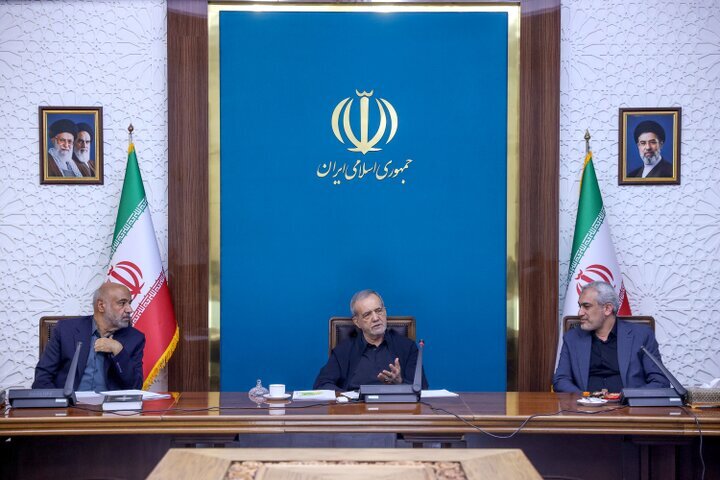 پزشکیان: معیشت مردم باید دغدغه اصلی و محوری نظام باشد/ سیاست‌های بهبود وضعیت اقتصادی و شفاف‌سازی داده‌ها با سرعت به اجرا درآید
