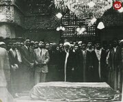 عکس/ نماز میت بر پیکر ملکه جهان، مادر احمدشاه، در کربلا؛ ۷۸ سال قبل