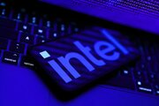 اینتل در اوج محبوبیت هوش مصنوعی سهام جدید می‌فروشد