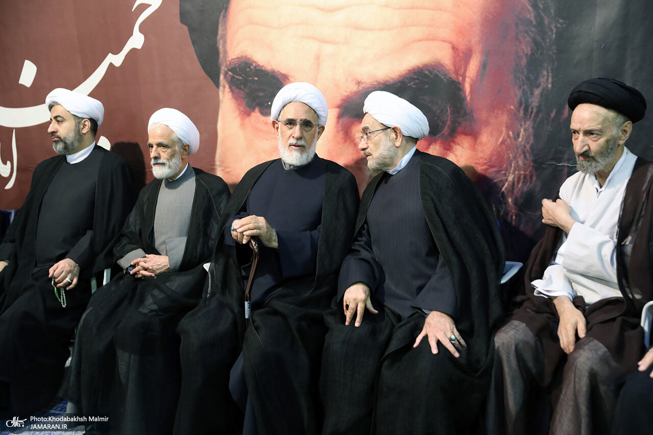 فرزند سید حسن خمینی در مراسم ختم مادربزرگش/ معاون پزشکیان هم آمد/ محسن هاشمی هم بود+ تصاویر
