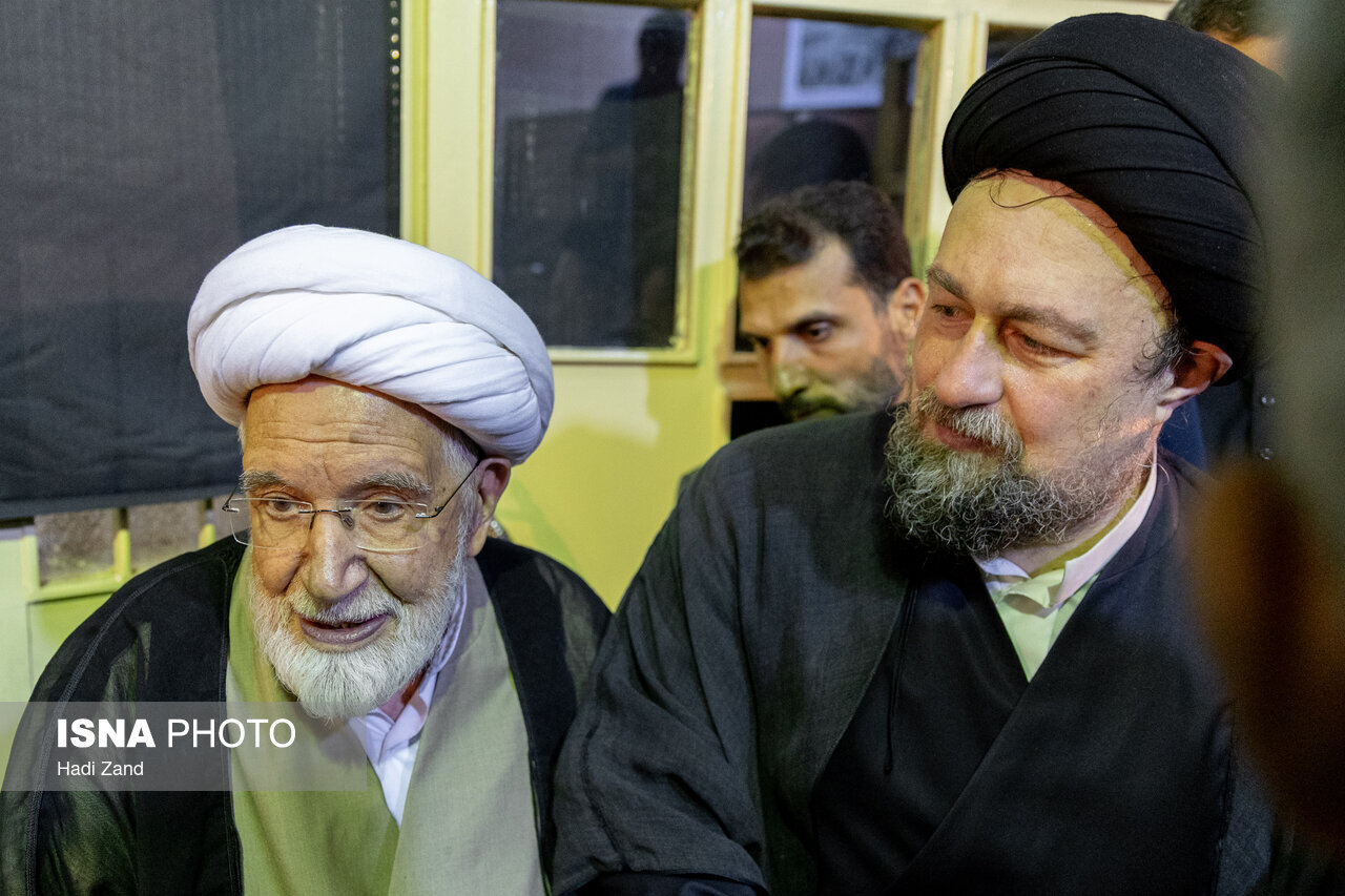 تصویری از حسن روحانی در کنار سید حسن خمینی/ خاتمی، کروبی و موسوی خوئینی‌ها در یک قاب/ وزیر دادگستری هم بود+ عکس