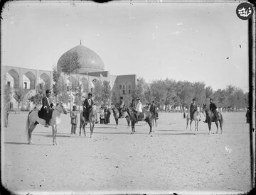عکس/  سواران قاجاری در میدان نقش‌جهان اصفهان؛ ۱۳۰ سال قبل