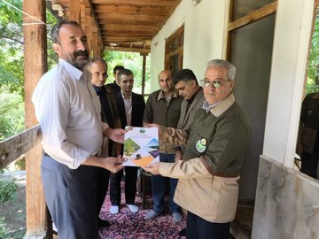 تجلیل از دو جنگلبان پیشکسوت؛ مردانی که در میدان خدمت به عرصه منابع طبیعی، حادثه را به جان خریدند