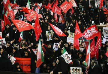 آغاز برگزاری مراسم بزرگداشت چهلم رهبر شهید در مصلای تهران/ تصویر مسعود و مصطفی خامنهای به عنوان میزبان/ احوالپرسی قاضیالقضات با فرزندان رهبر شهید آغاز برگزاری مراسم بزرگداشت چهلم رهبر شهید در مصلای تهران/ تصویر مسعود و مصطفی خامنهای به عنوان میزبان/ احوالپرسی قاضیالقضات با فرزندان رهبر شهید