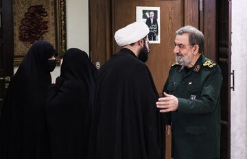 دیدار محسن رضایی با خانواده شهید لاریجانی دیدار محسن رضایی با خانواده شهید لاریجانی