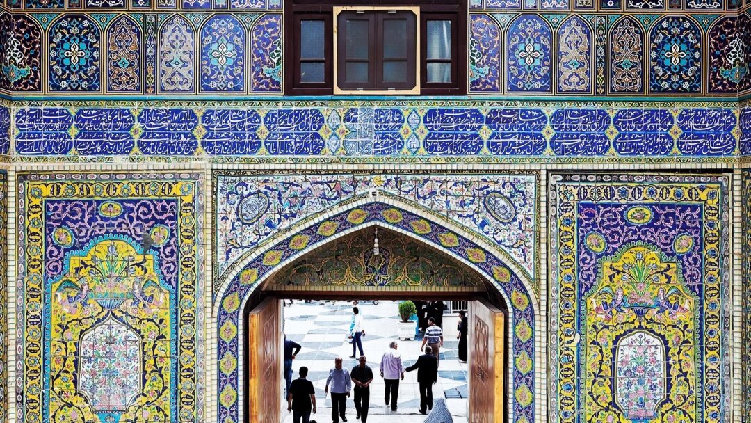 انتقاد از شعارهای ضدوحدت در حرم امام رضا / جلوی اینها را بگیرید، پیش از آن که خنجرشان بر پشت ایران و انقلاب بنشیند