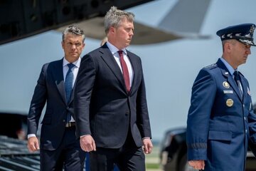 معاون وزیر جنگ آمریکا برکنار میشود/ هگست درباره او دچار «پارانویا» شده بود چون ترامپ گفته بود: «لبخند زیبایی دارد، اما در واقع یک قاتل است» معاون وزیر جنگ آمریکا برکنار میشود/ هگست درباره او دچار «پارانویا» شده بود چون ترامپ گفته بود: «لبخند زیبایی دارد، اما در واقع یک قاتل است»
