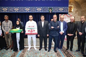 در جوار حرم امام رضا(ع)؛ اهدای پرچم متبرک شده ایران به کاروان اعزامی ناگویا در جوار حرم امام رضا(ع)؛ اهدای پرچم متبرک شده ایران به کاروان اعزامی ناگویا