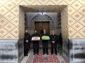 اعطای پرچم ایران به پرچمداران بازیهای آسیایی ناگویا در حرم رضوی اعطای پرچم ایران به پرچمداران بازیهای آسیایی ناگویا در حرم رضوی