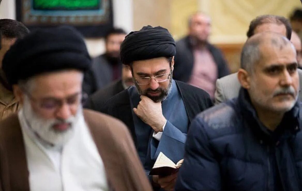 تکبیر آیتالله سیدمجتبی خامنهای در هنگام ایراد خطبهی نماز جمعه نصر توسط رهبر شهید + تصویر