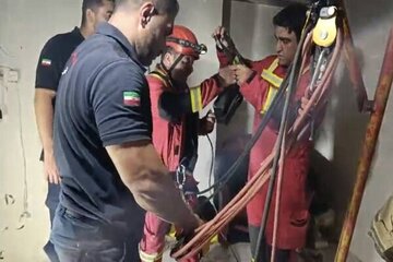 سقوط پدر و پسر از ارتفاع ۸ متری ساختمان در حال ساخت سقوط پدر و پسر از ارتفاع ۸ متری ساختمان در حال ساخت