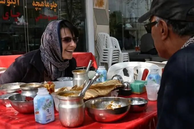 عکس | آبگوشت خوردن ژولیت بینوش با کیارستمی در تهران
