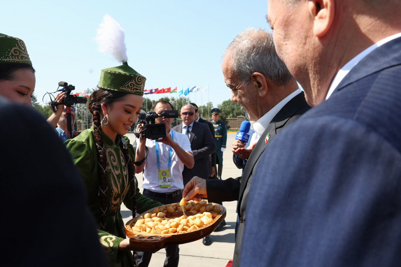 استقبال از رئیس جمهور با نان محلی در بیشکک+ تصاویر