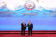 عکس یادگاری پزشکیان و سران شانگهای در اجلاس بیشکک/ پزشکیان، پوتین و شی، در یک خط