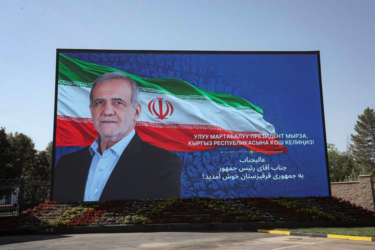 پزشکیان و دخترش در افتتاحیه مسابقات جهانی قرقیزستان/ عکس رئیس جمهور ایران روی بیلبورد رفت+ تصاویر