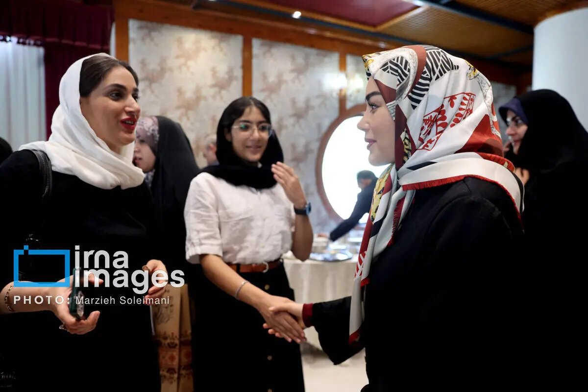 حضور دختر پزشکیان، همسر عراقچی و فاطمه مهاجرانی در یک نمایشگاه