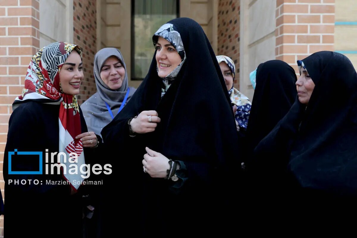 حضور دختر پزشکیان، همسر عراقچی و فاطمه مهاجرانی در یک نمایشگاه