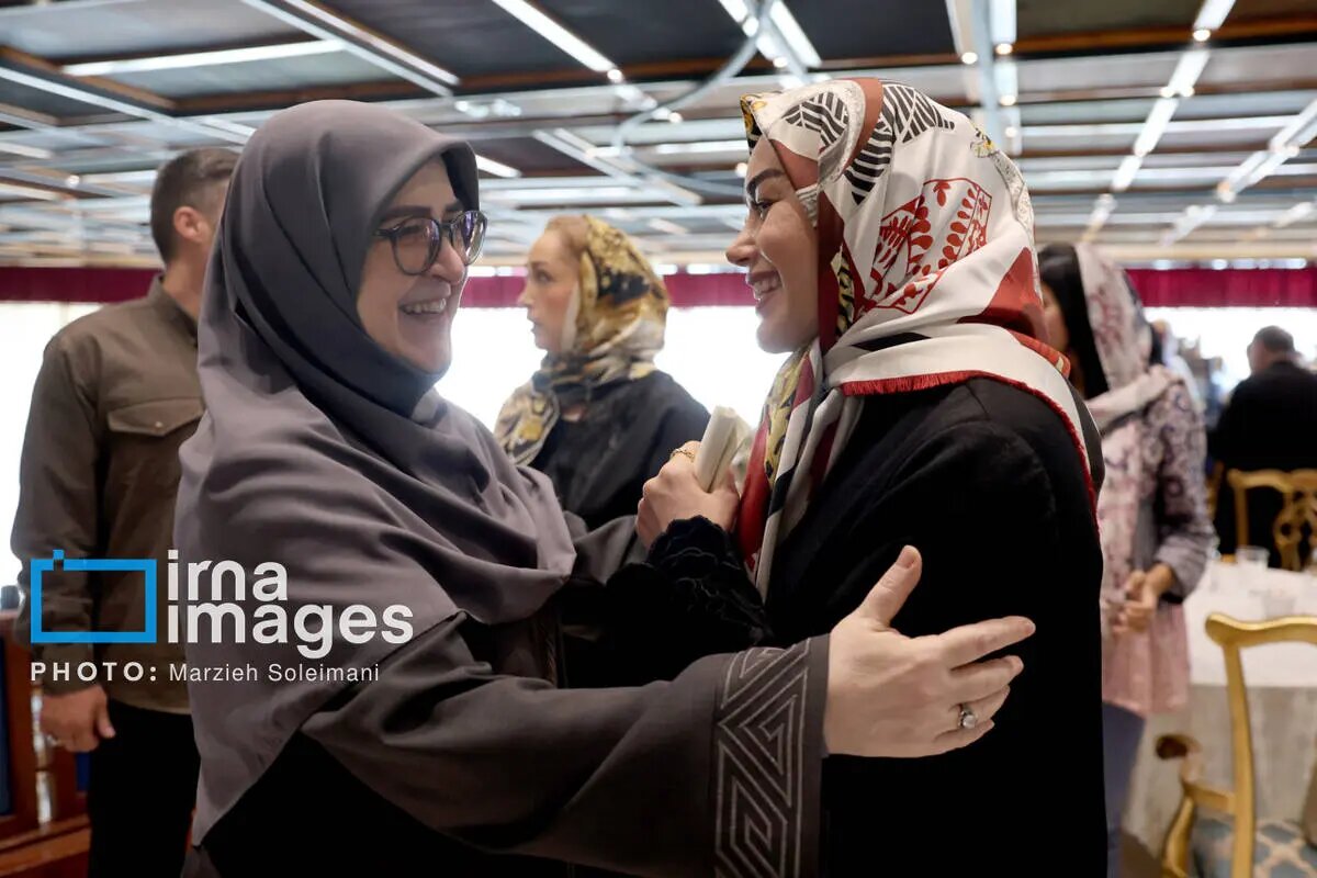 حضور دختر پزشکیان، همسر عراقچی و فاطمه مهاجرانی در یک نمایشگاه
