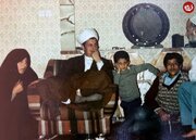 عکس/ آیت‌الله هاشمی رفسنجانی به همراه فرزندانش در یک مهمانی؛ سال ۵۸
