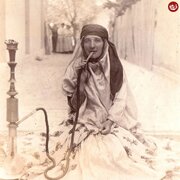 عکس/ بی‌بی گل‌افروز، پزشک اسکاتلندی، در حال قلیان کشیدن در اصفهان؛ سال ۱۲۸۸