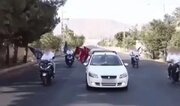 بازداشت اشخاص اجاره‌ای رژه خودرویی منسوب به منافقین در کرج/ متهمان: برای جشن تولد و رژه پول دریافت و اجرا کردیم/ پرچم با مضمون «۶۱ سال ایستادگی»