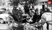 عکس/ یک مادر به همراه دو دخترش سوار بر درشکه در خیابان‌های تهران؛ دهه ۳۰
