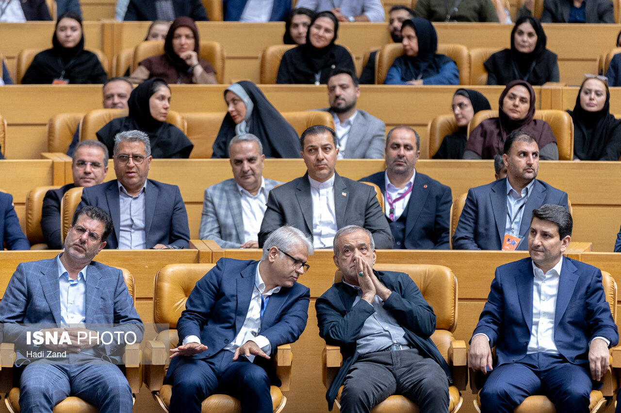 عکس های دیدنی مراسم افتتاح پروژه‌های خانواده ارتباطات؛ از دستخط رییس‌جمهور روی تمبر اختصاصی تا درگوشی‌های پزشکیان با ستارهاشمی و یکی از حاضران!