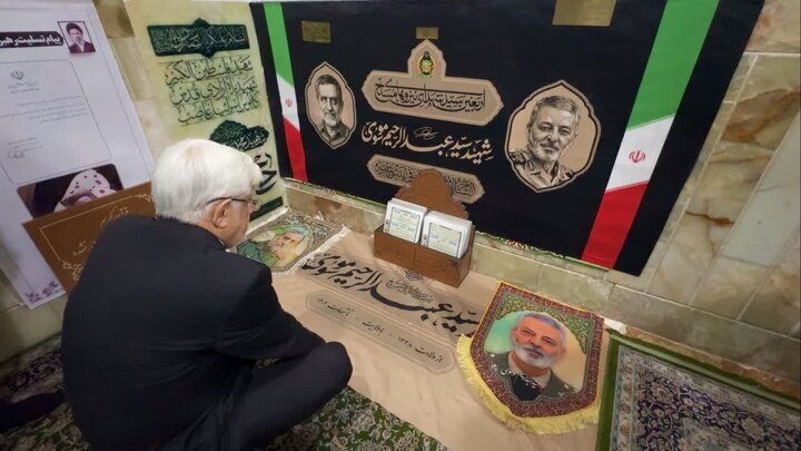 عارف بر سر مزار شهیدان لاریجانی و موسوی/ معاون اول رئیس جمهور به قم رفت +تصاویر