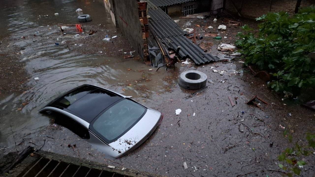 ببینید؛ طوفان و باران سیل‌آسا در مازندران؛ آبگرفتگی معابر، قطع برق و سقوط درختان