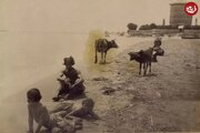 آبتنی بچه‌های بندر انزلی در دریای خزر نزدیک قصر ناصرالدین‌شاه/ عکس