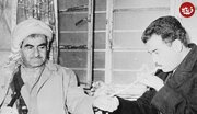 «صدام» در حال چپق کشیدن در کنار مصطفی بارزانی؛ سال ۱۳۴۸ /عکس