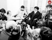 عکس/ آیت‌الله طالقانی در یک نشست مطبوعاتی در خانه‌اش؛ سال ۵۸