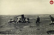 بیرون کشیدن اتومبیل از سیلاب در جاده سمنان؛ ۸۰ سال قبل / عکس