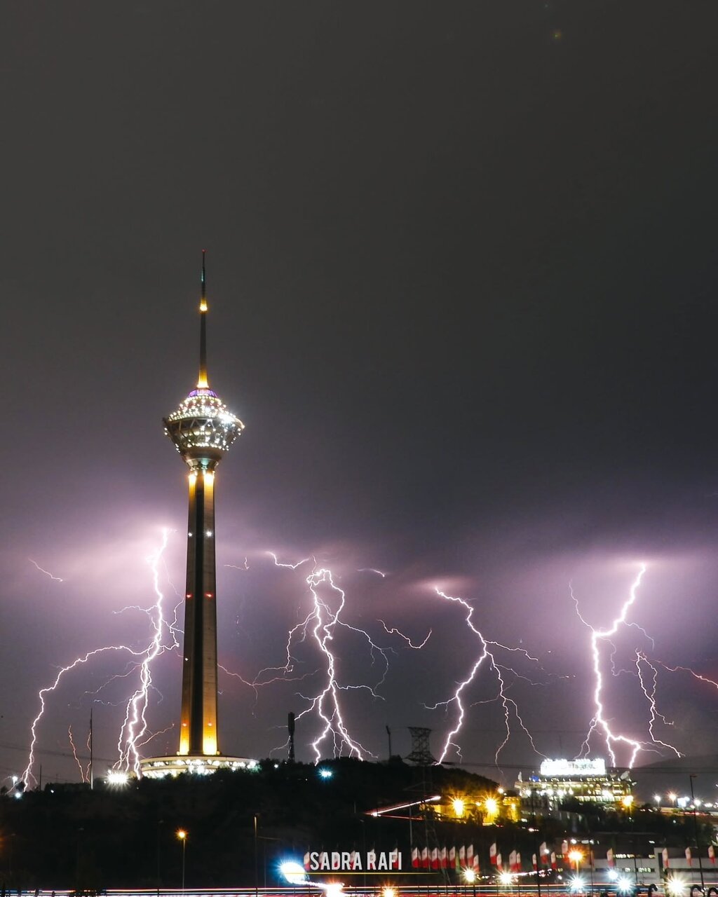 عکس | نمای شگفت‌انگیز از برج میلاد در محاصره رعد و برق در آسمان تهران