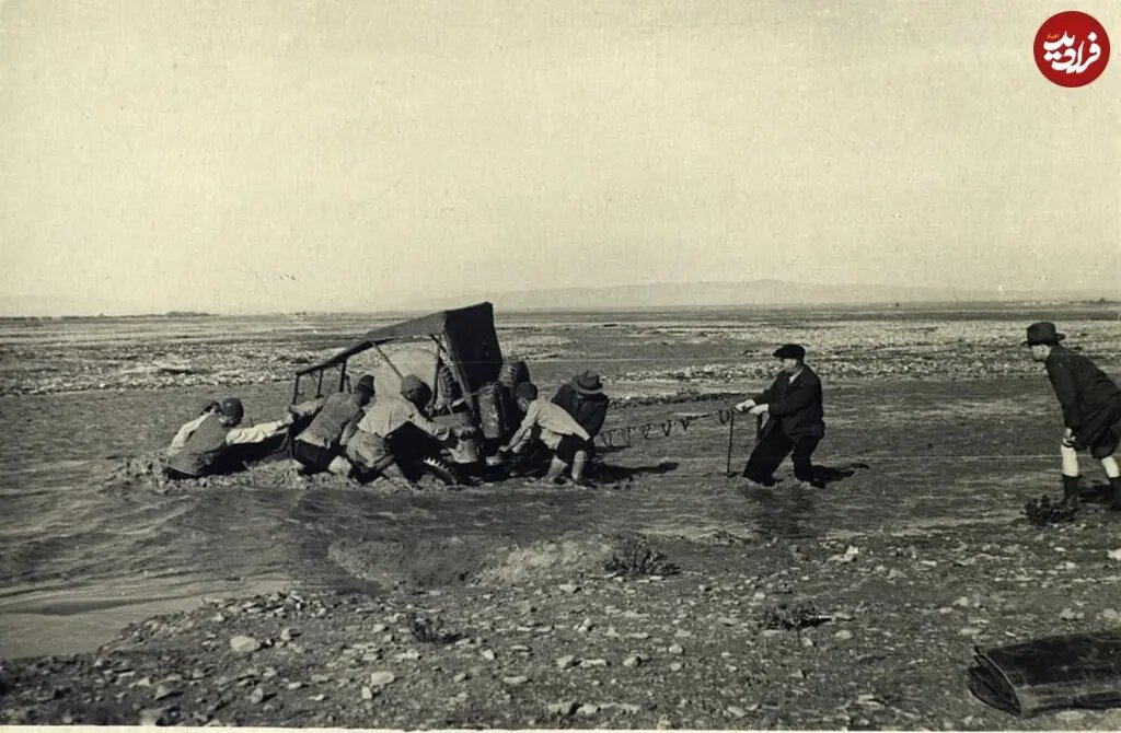 بیرون کشیدن اتومبیل از سیلاب در جاده سمنان؛ ۸۰ سال قبل / عکس