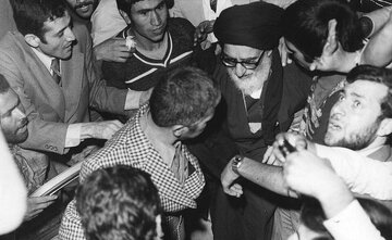 نه هوای کسب نان و نه هوای فتح جاه داشت/ مرجع و ملجأ معنوی خاص و عام بود نه هوای کسب نان و نه هوای فتح جاه داشت/ مرجع و ملجأ معنوی خاص و عام بود