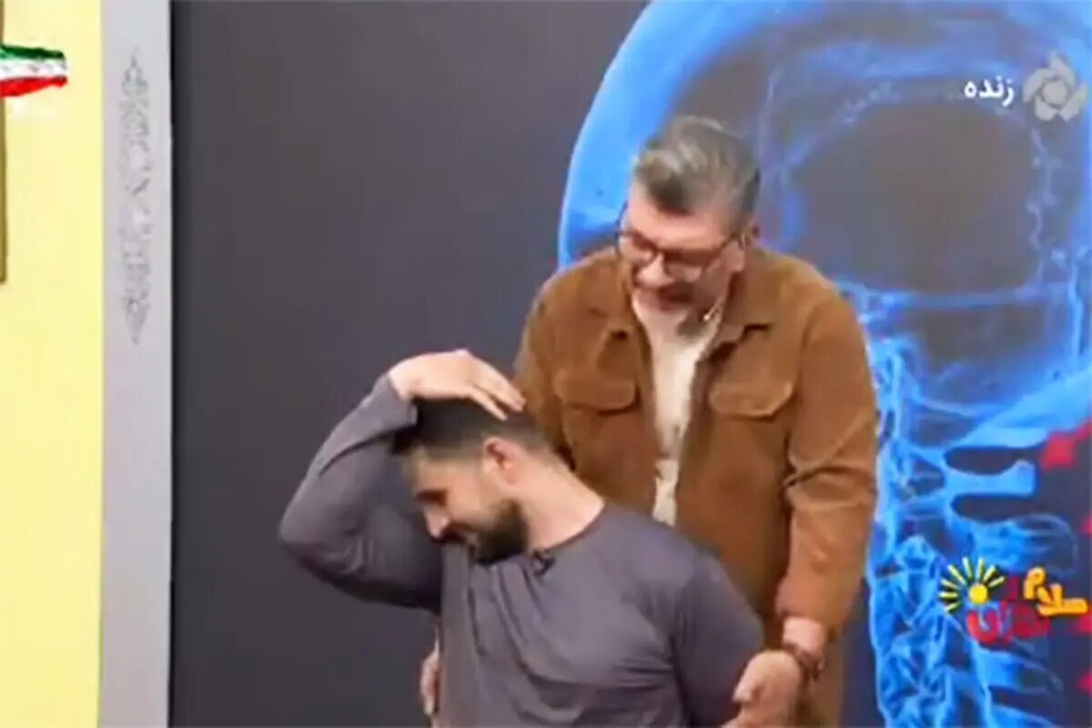 ببینید | حرکت عجیب مجری؛ قلقلک مهمان روی آنتن زنده!