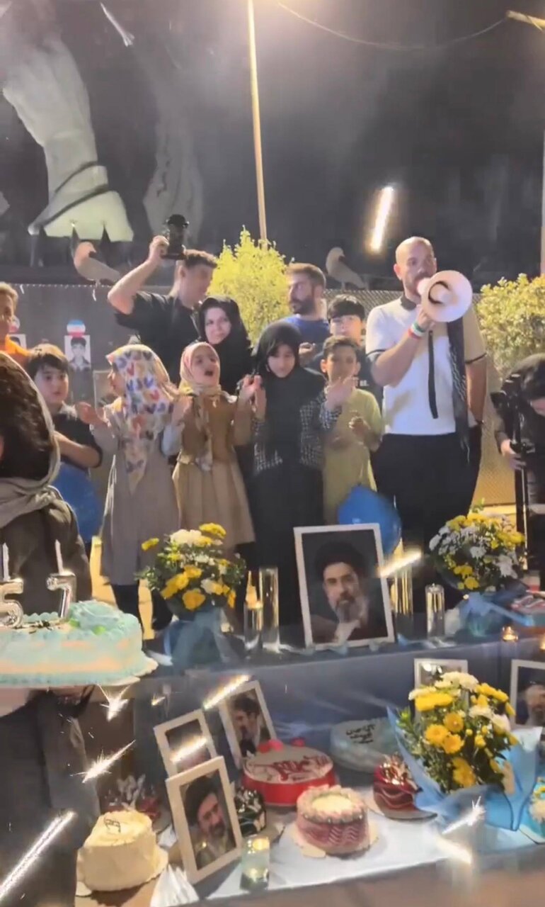 تصاویری وایرال شده از جشن تولد رهبر انقلاب در تجمع شبانه میدان انقلاب
