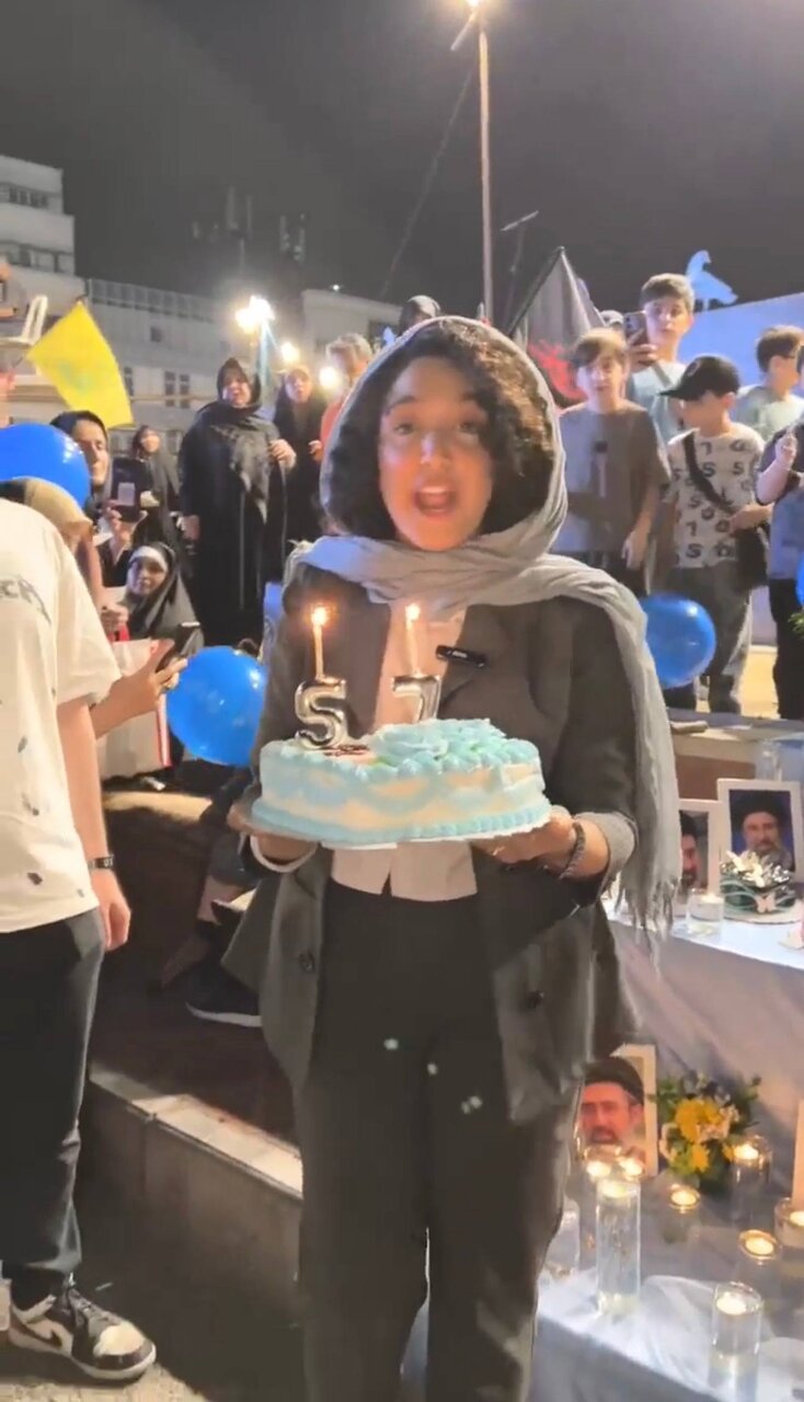 تصاویری وایرال شده از جشن تولد رهبر انقلاب در تجمع شبانه میدان انقلاب