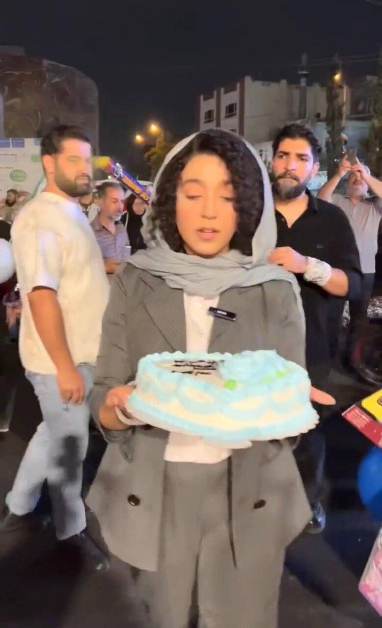 تصاویری وایرال شده از جشن تولد رهبر انقلاب در تجمع شبانه میدان انقلاب