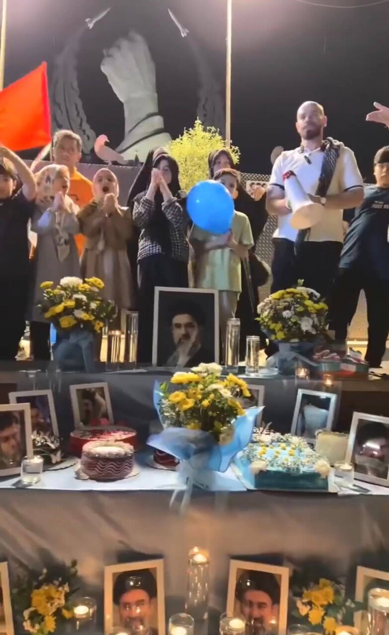 تصاویری وایرال شده از جشن تولد رهبر انقلاب در تجمع شبانه میدان انقلاب