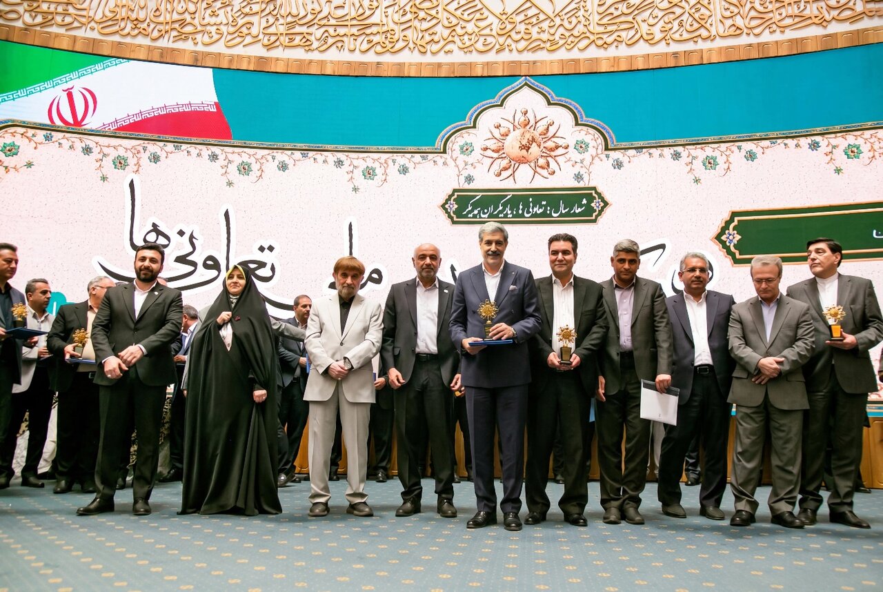 تجلیل وزیر تعاون کار و رفاه اجتماعی از «پوشاک زاگرس» به عنوان تعاونی برتر ملی