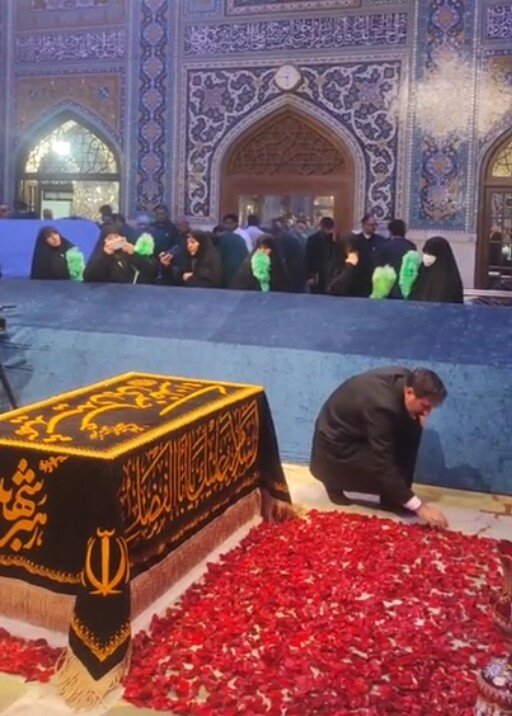 تصویر غبارروبی مزار رهبر شهید توسط سخنگوی شورای نگهبان