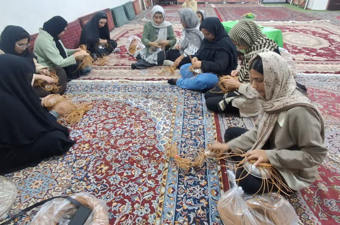 آموزش هنر ساخت زیورآلات سنتی در سمنان و آغاز دوره آموزشی حصیربافی در روستای ابراهیمآباد میامی