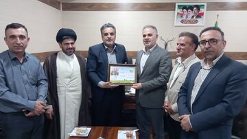اهدای کارت همیار طبیعت به فرماندار، امام جمعه، رئیس دادگستری و دادستان دورود