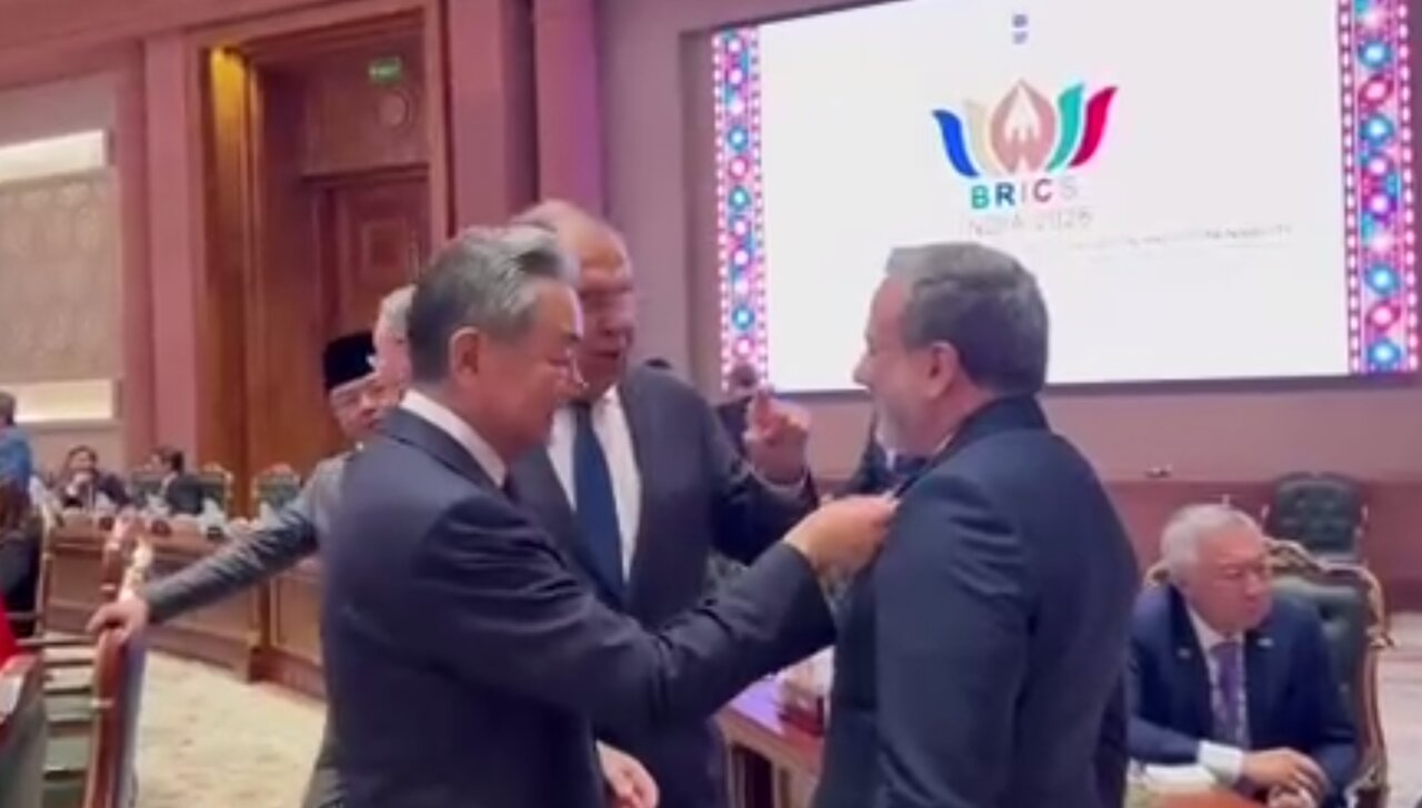 چهره‌های خندان و خوشحال وزرای خارجه چین، روسیه، مصر و اندونزی به همراه عراقچی/ توجه وانگ یی به بج(نشان) نقشه ایران روی کت عراقچی/تصاویر